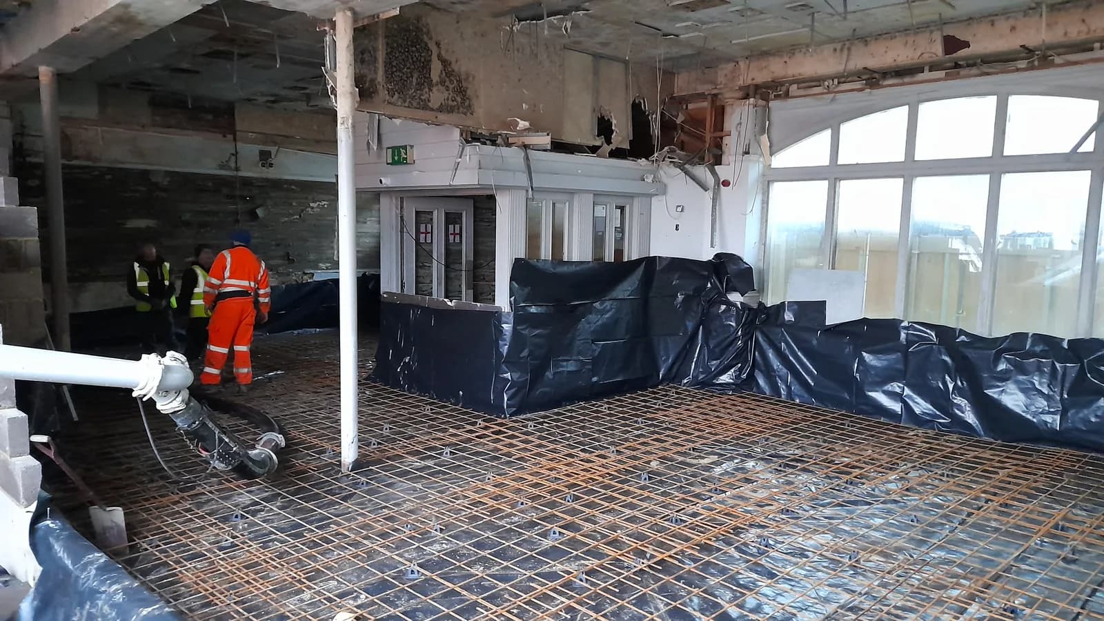Internal slab reinforcement mesh inside a stripped building