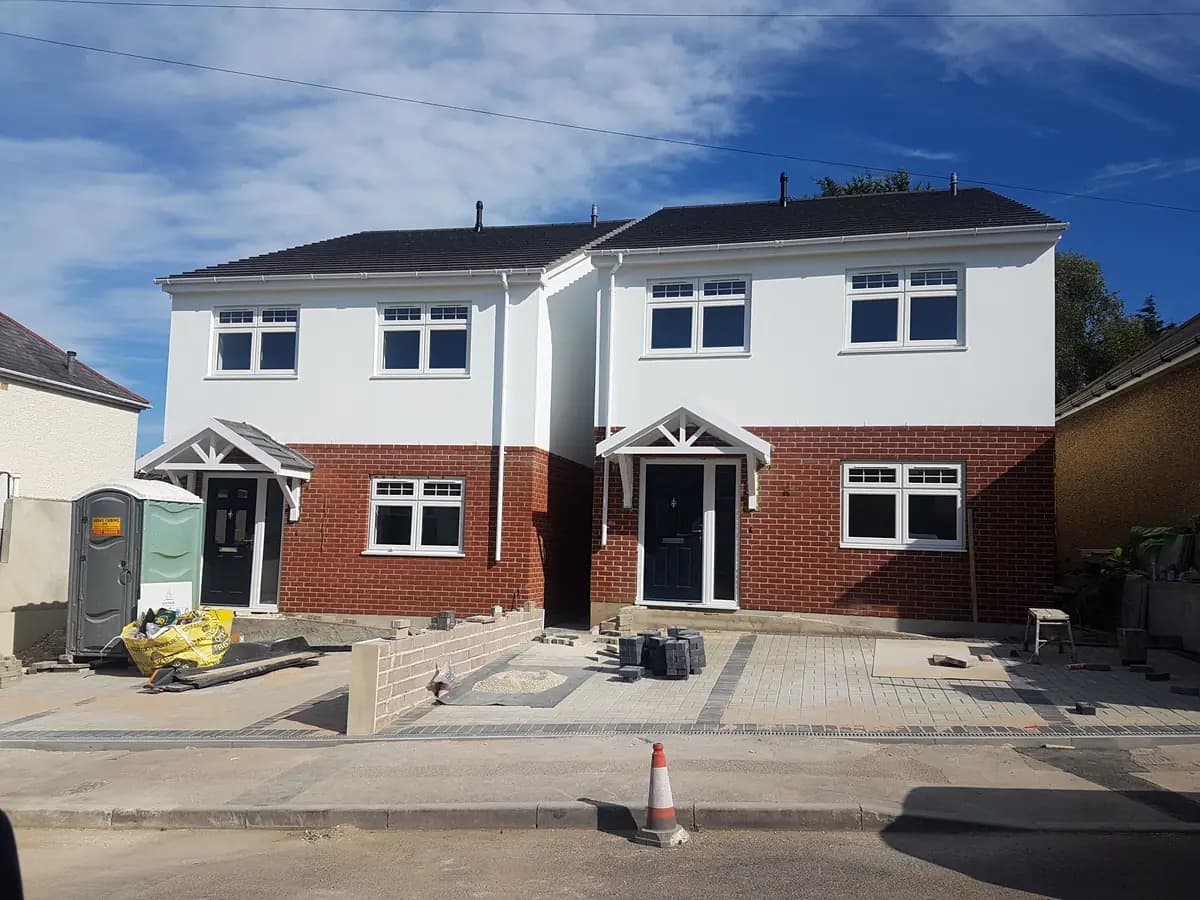 New houses with block-paved frontage, materials and portable cabin